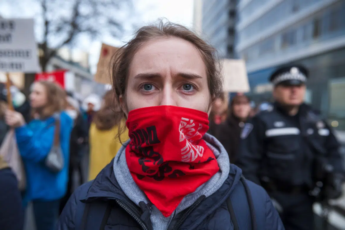 Expulsion: ce que recouvre concrètement une menace d'éloignement: Le terme expulsion est souvent utilisé dans le langage courant pour parler d'un éloignement du territoire, mais la réalité, pour les familles, se traduit surtout par une succession d'étapes et de cont - illustration